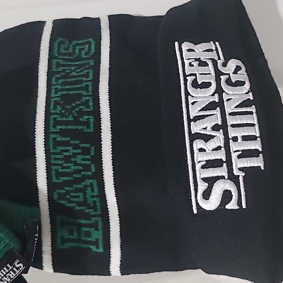 Sranger things toque and gloves for kids - Picture 2 of 2